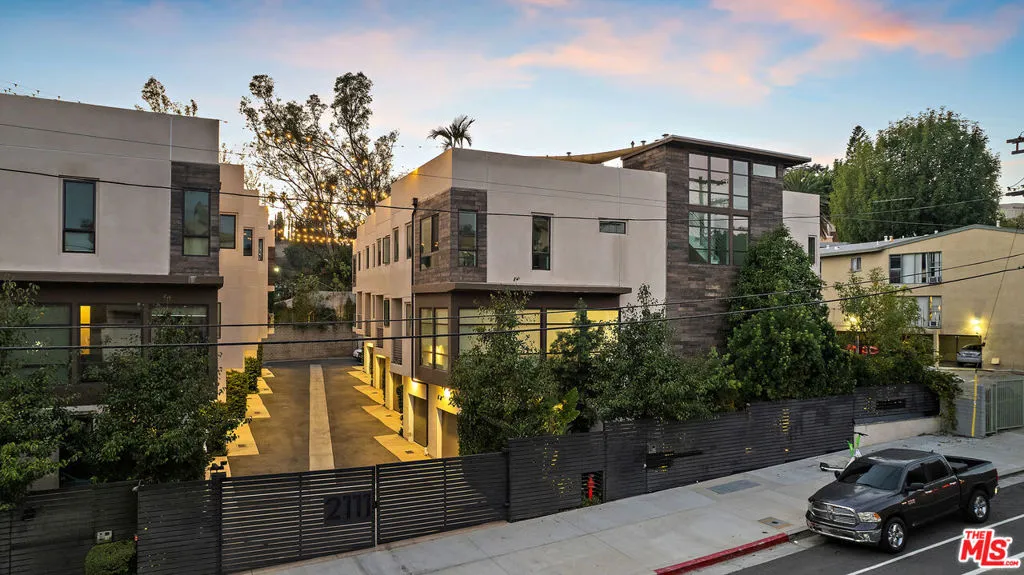 2111 N Cahuenga Boulevard 1, Los Angeles, California 90068 home-pic-31